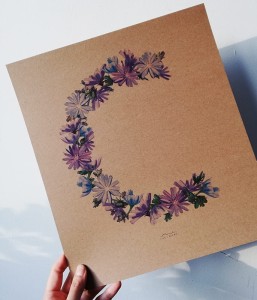 plakat litera C kwiaty polne 30cmx34cm papier brąz
