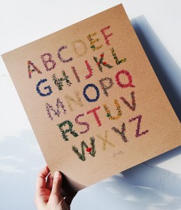 plakat Alfabet 30cmx34cm brązowy