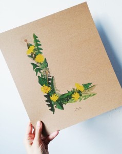 plakat litera L kwiaty polne 30cmx34cm papier brąz