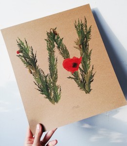 plakat litera W kwiaty polne 30cmx34cm papier brąz