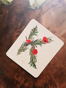 karta dekoracyjna litera K kwiaty polne 15cmx17cm brąz