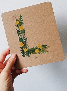 karta dekoracyjna litera L kwiaty polne 15cmx17cm brąz
