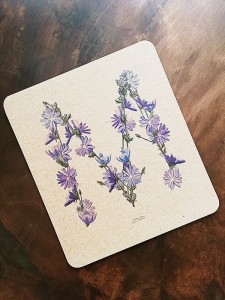 karta dekoracyjna litera M kwiaty polne 15cmx17cm brąz