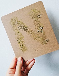 karta dekoracyjna litera N kwiaty polne 15cmx17cm brąz